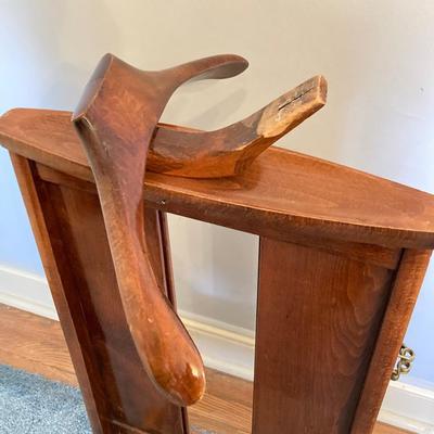 LOT 59: Vintage Gentleman's Wood Valet