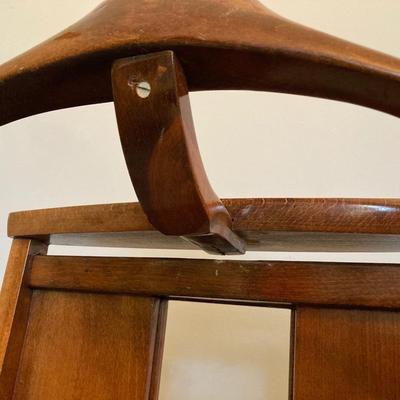 LOT 59: Vintage Gentleman's Wood Valet