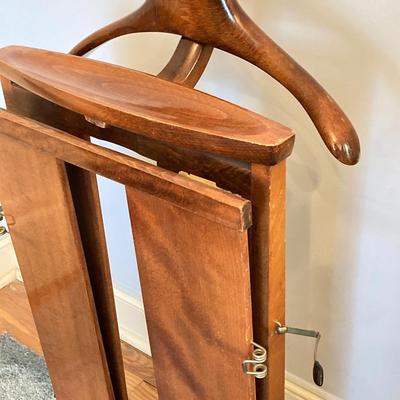 LOT 59: Vintage Gentleman's Wood Valet