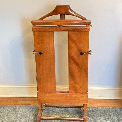 LOT 59: Vintage Gentleman's Wood Valet