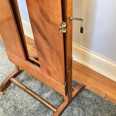 LOT 59: Vintage Gentleman's Wood Valet