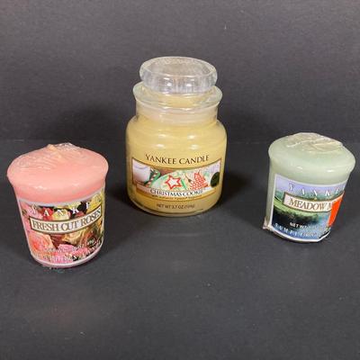 LOT 70: Vintage Underwriter's Laboratories, Inc. Portable Lamp, Haddonfield Homes Book, Collection of Litho Sketch Art Work and...