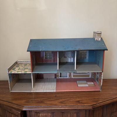 LOT:101: Vintage Tin Marx Doll House with Plastic MCM Doll Furniture