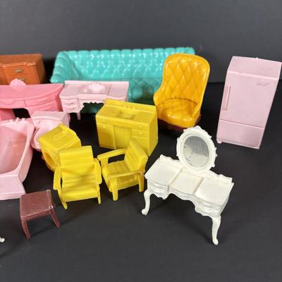 LOT:101: Vintage Tin Marx Doll House with Plastic MCM Doll Furniture