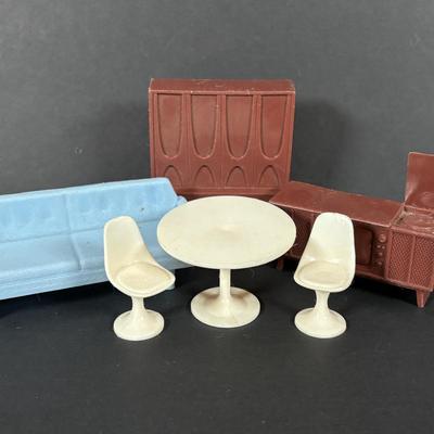 LOT:101: Vintage Tin Marx Doll House with Plastic MCM Doll Furniture
