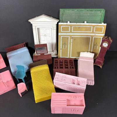 LOT:101: Vintage Tin Marx Doll House with Plastic MCM Doll Furniture