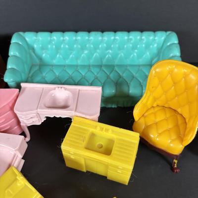 LOT:101: Vintage Tin Marx Doll House with Plastic MCM Doll Furniture