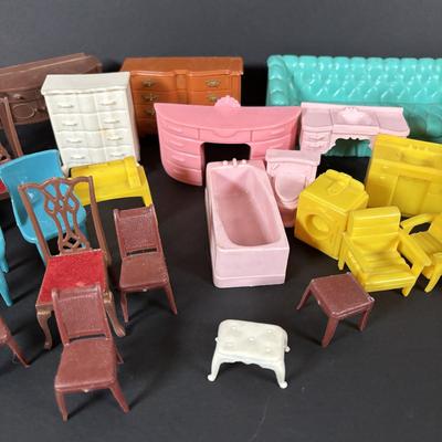 LOT:101: Vintage Tin Marx Doll House with Plastic MCM Doll Furniture