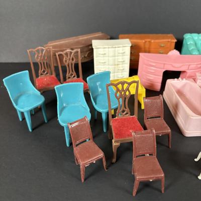 LOT:101: Vintage Tin Marx Doll House with Plastic MCM Doll Furniture