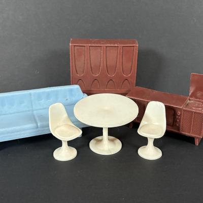LOT:101: Vintage Tin Marx Doll House with Plastic MCM Doll Furniture