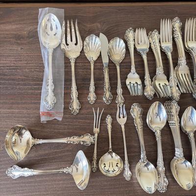 LOT:106: Reed and Barton Sterling Silver Flatware and Serving Set - Service of 12 plus Serving Pieces over 3,0000 Grams!