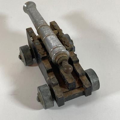 LOT 170: Three Vintage Military Rounds, Bugle Horn, Miniature Canon (Italy) and The Civil War State by State Book