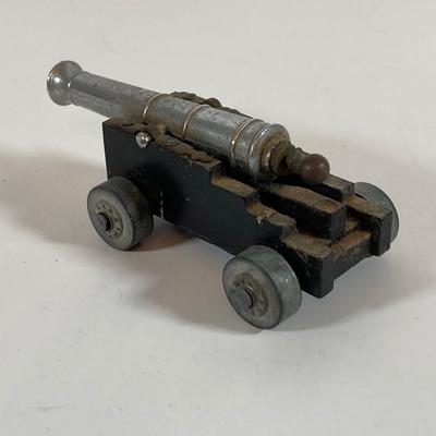 LOT 170: Three Vintage Military Rounds, Bugle Horn, Miniature Canon (Italy) and The Civil War State by State Book