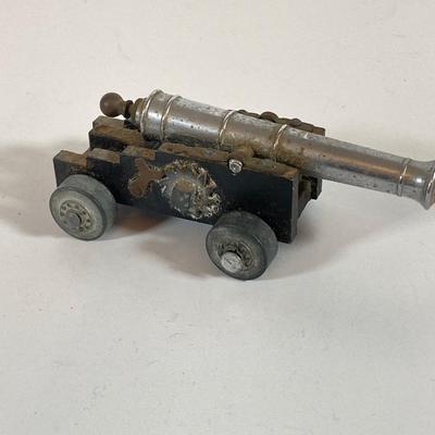 LOT 170: Three Vintage Military Rounds, Bugle Horn, Miniature Canon (Italy) and The Civil War State by State Book