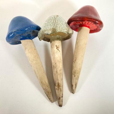 LOT 172: Pottery and Garden Collection - Mushroom Stakes, Birdhouse, Brass Frog and More