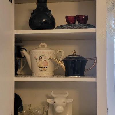 Three shelves, Hall tea pot