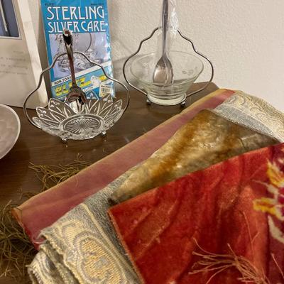 Silver pieces and table runners