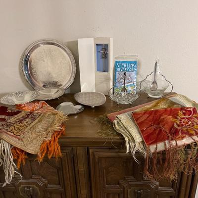 Silver pieces and table runners