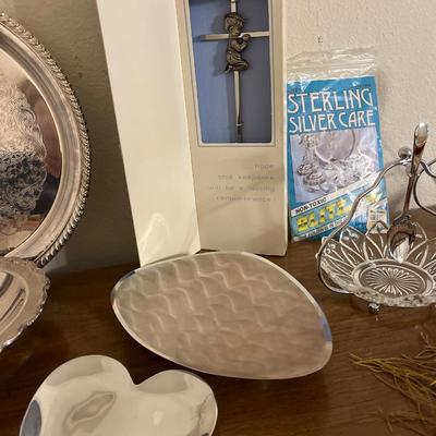 Silver pieces and table runners