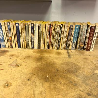 Louis L’Amour Paperback Novels (B2-MG)