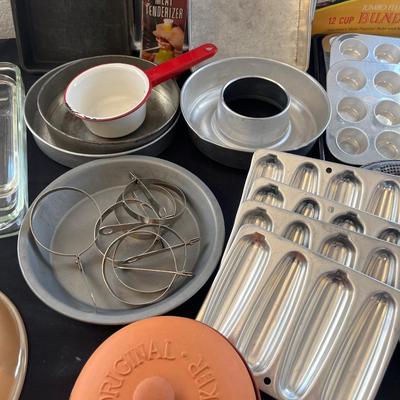 Bakeware incl Fire King pearl pie plate