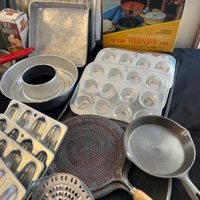 Bakeware incl Fire King pearl pie plate