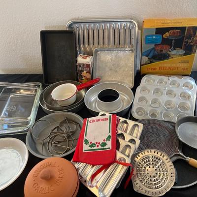 Bakeware incl Fire King pearl pie plate