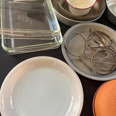 Bakeware incl Fire King pearl pie plate