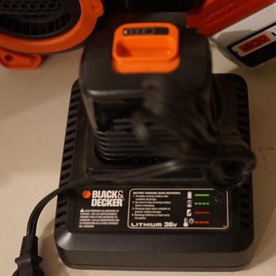 BLACK AND DECKER CORDLESS BLOWER WITH BATTERY CHARGER