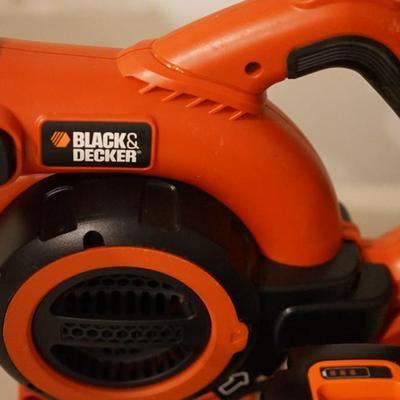 BLACK AND DECKER CORDLESS BLOWER WITH BATTERY CHARGER