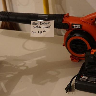 BLACK AND DECKER CORDLESS BLOWER WITH BATTERY CHARGER