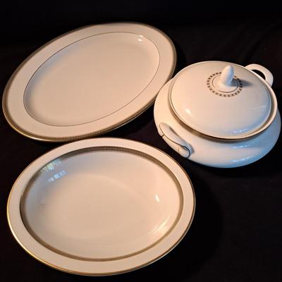 Royal Doulton "Clarendon" China Setting for 12 (BD-SD)