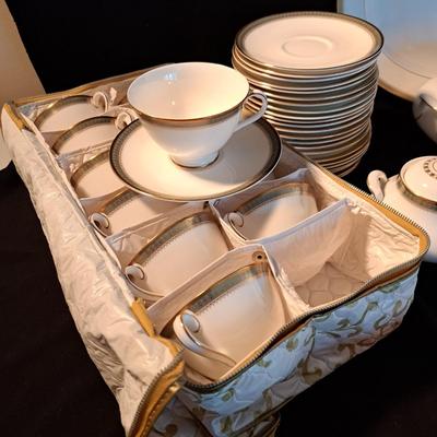 Royal Doulton "Clarendon" China Setting for 12 (BD-SD)
