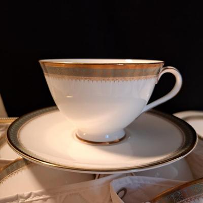 Royal Doulton "Clarendon" China Setting for 12 (BD-SD)
