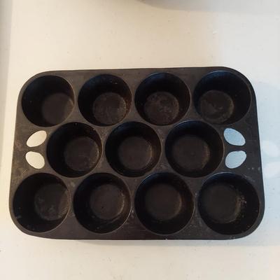 Cast Iron Griddle, Dutch Oven and Muffin Pan (K-BBL)