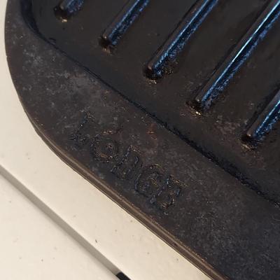 Cast Iron Griddle, Dutch Oven and Muffin Pan (K-BBL)