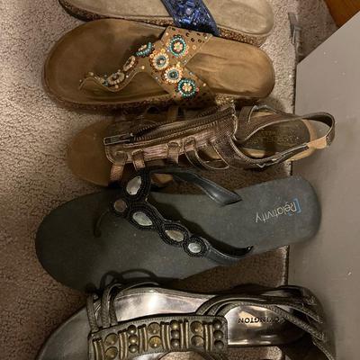 Box of shoes - size 8-9