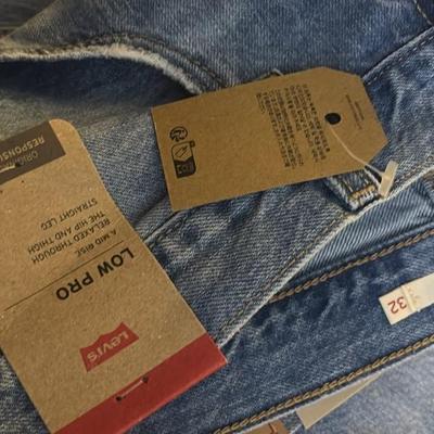 Brand NEW Levi’s women size 32