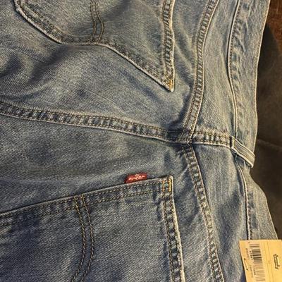 Brand NEW Levi’s women size 32
