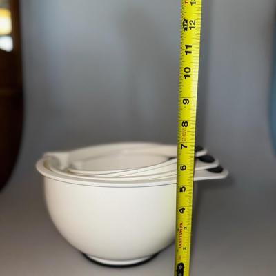 Set of 4 plastic bowls