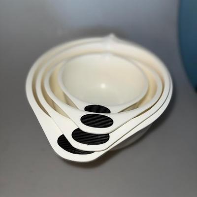 Set of 4 plastic bowls