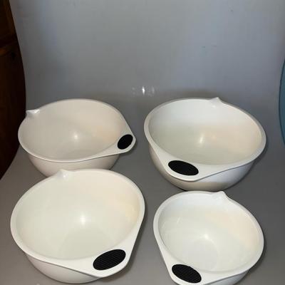 Set of 4 plastic bowls