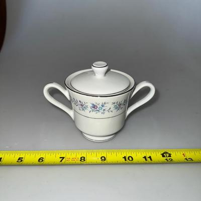 Wellin Fine China Dinner Tea and Dinner Set and sugar and cream dish