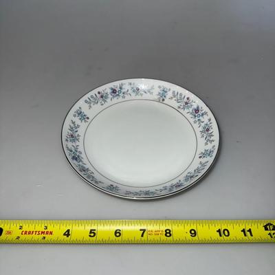 Wellin Fine China Dinner Tea and Dinner Set and sugar and cream dish