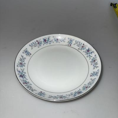 Wellin Fine China Dinner Tea and Dinner Set and sugar and cream dish