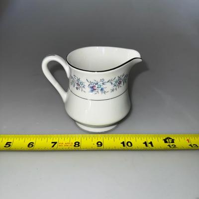 Wellin Fine China Dinner Tea and Dinner Set and sugar and cream dish