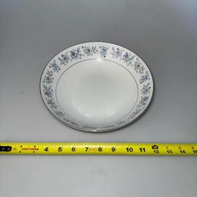 Wellin Fine China Dinner Tea and Dinner Set and sugar and cream dish