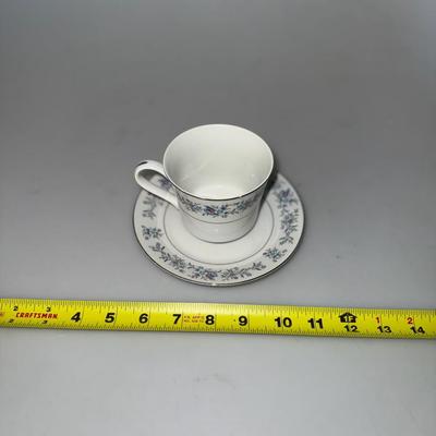 Wellin Fine China Dinner Tea and Dinner Set and sugar and cream dish