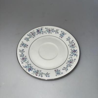 Wellin Fine China Dinner Tea and Dinner Set and sugar and cream dish