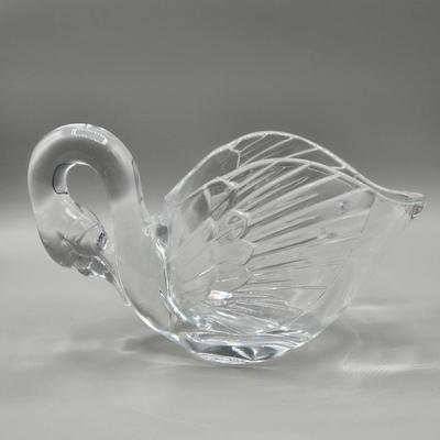 LOT 67A: Swan Figurines